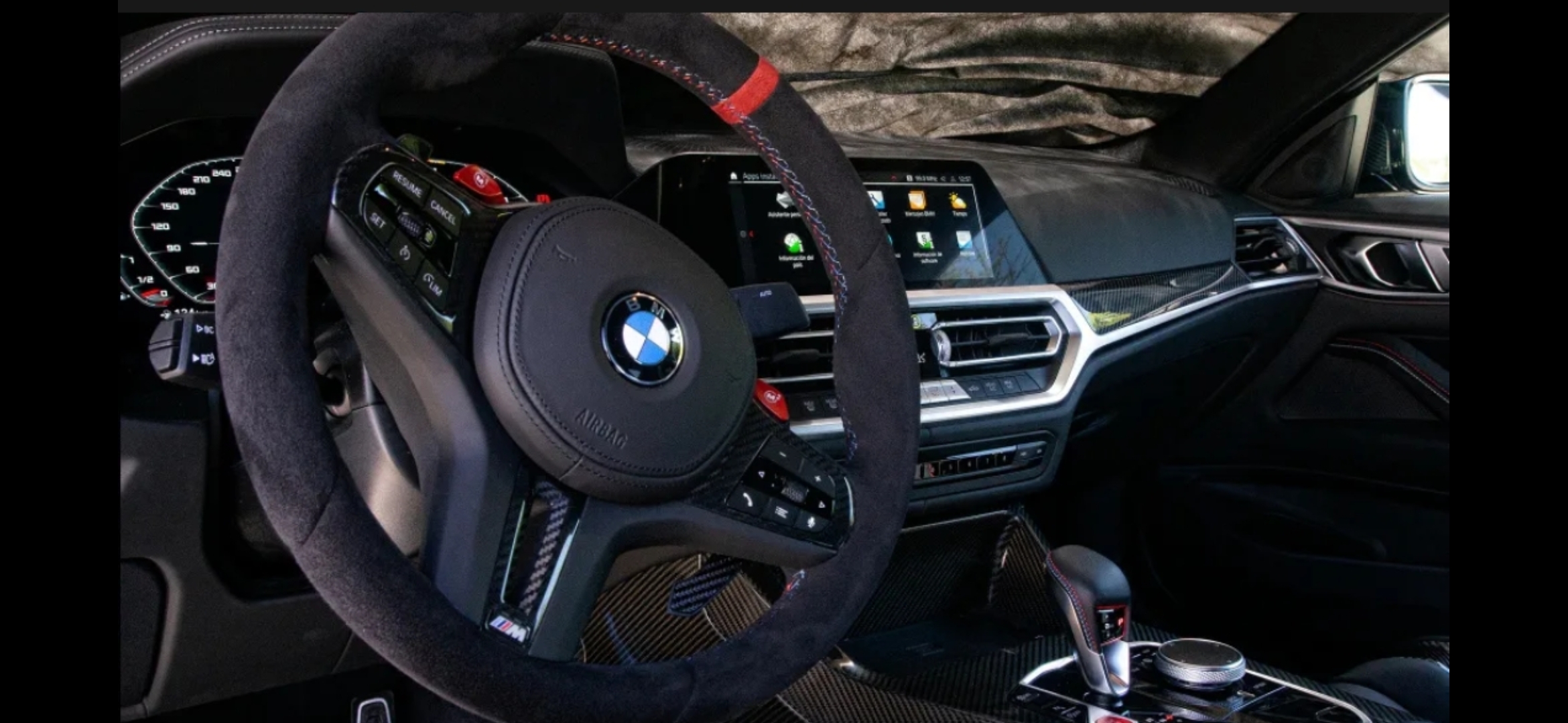 BMW M4 CSL — cockpit med Alcantara-ratt