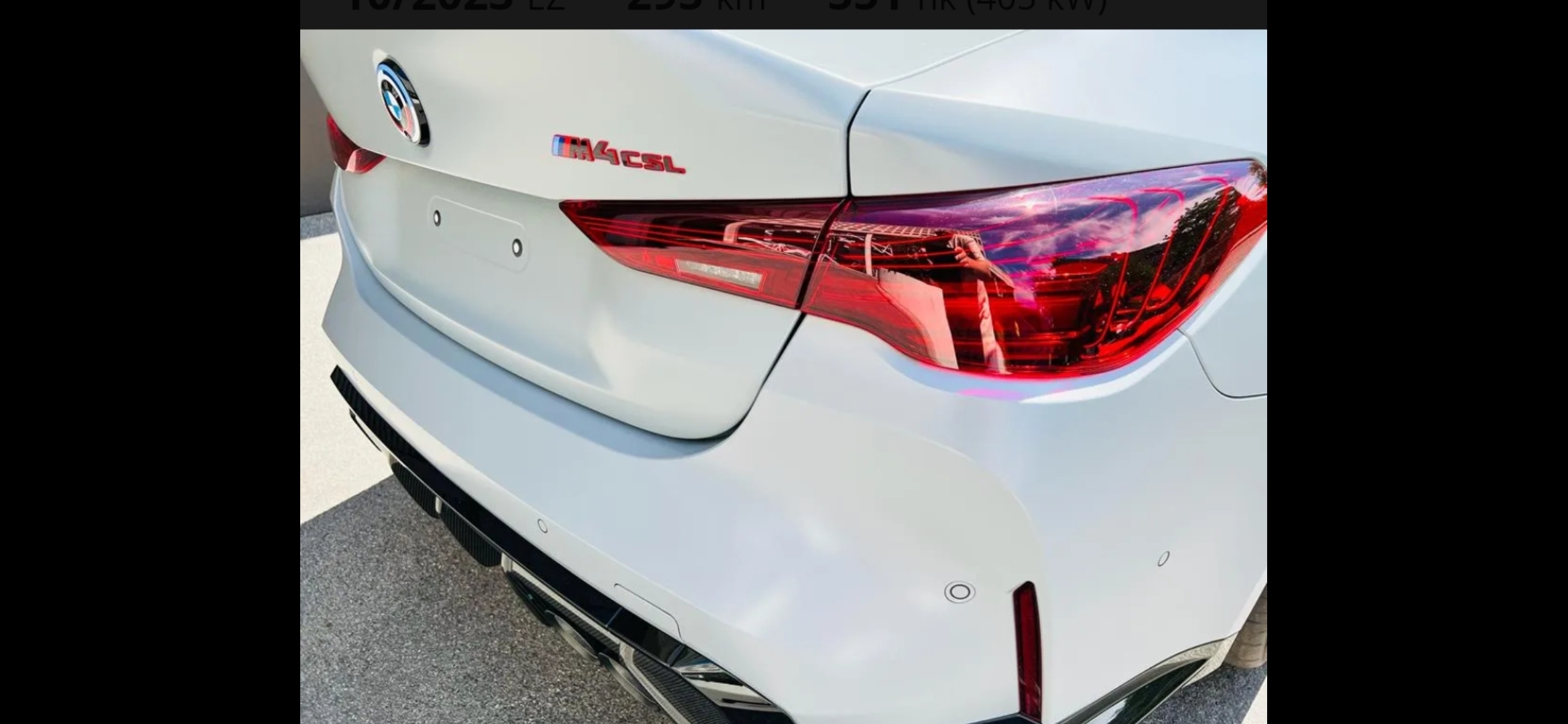 BMW M4 CSL — bakparti med M4 CSL-emblem