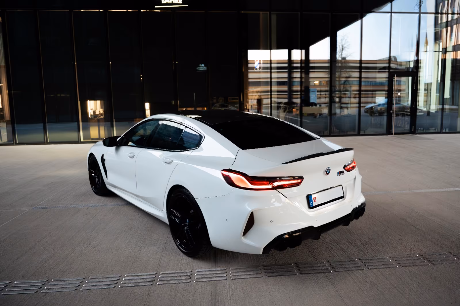 BMW M8 Competition — bakparti snett bakifrån
