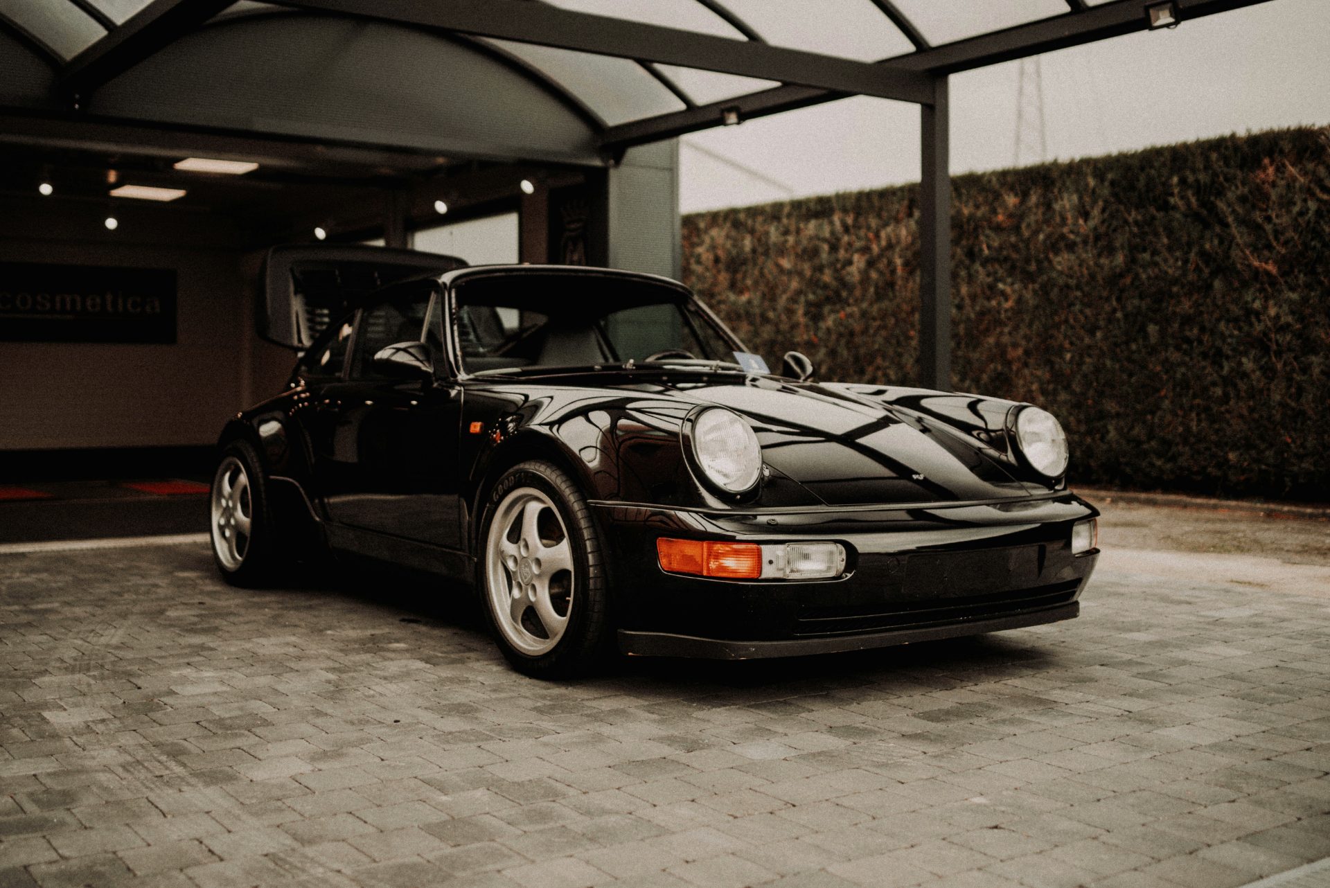Klassisk Porsche i carport — 4or Wheel Deal i Bromma