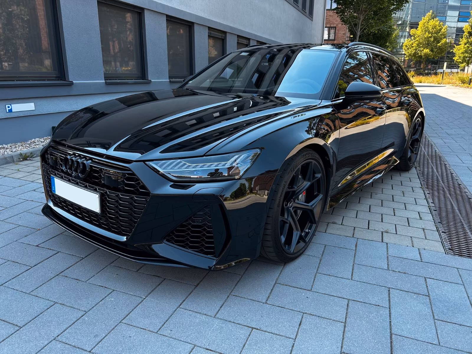 Audi RS6 Performance — front snett framifrån